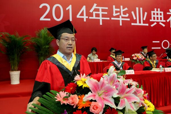我校隆重舉行2014屆研究生畢業典禮暨學位授予儀式